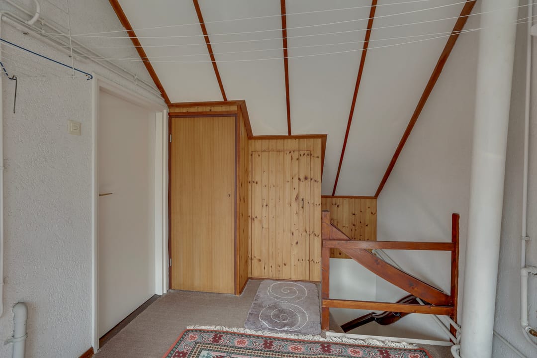 Well-maintained semi-detached family home with deep south-facing garden and garage in child-friendly neighborhood — 28