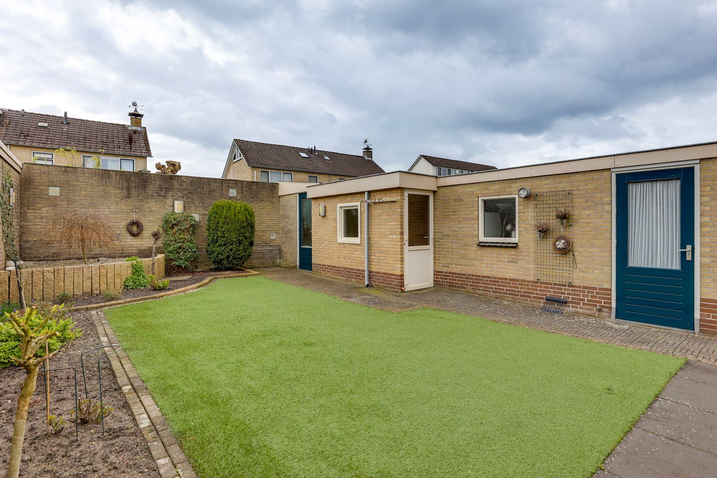 Well-maintained semi-detached family home with deep south-facing garden and garage in child-friendly neighborhood — 34