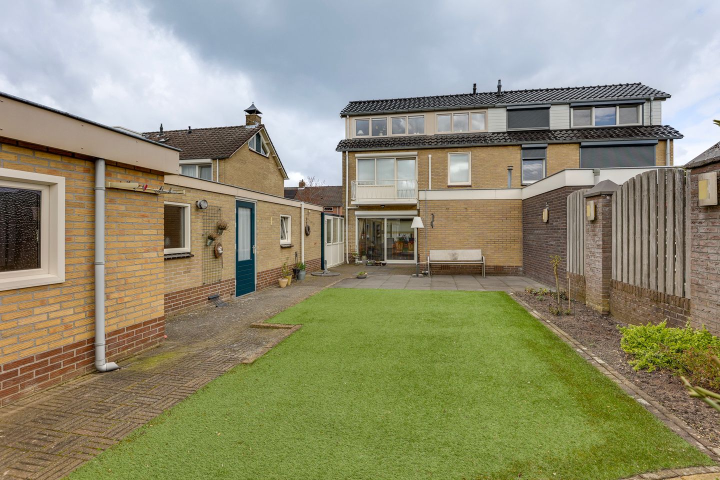 Well-maintained semi-detached family home with deep south-facing garden and garage in child-friendly neighborhood — 35