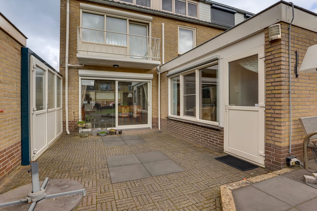 Well-maintained semi-detached family home with deep south-facing garden and garage in child-friendly neighborhood — 37