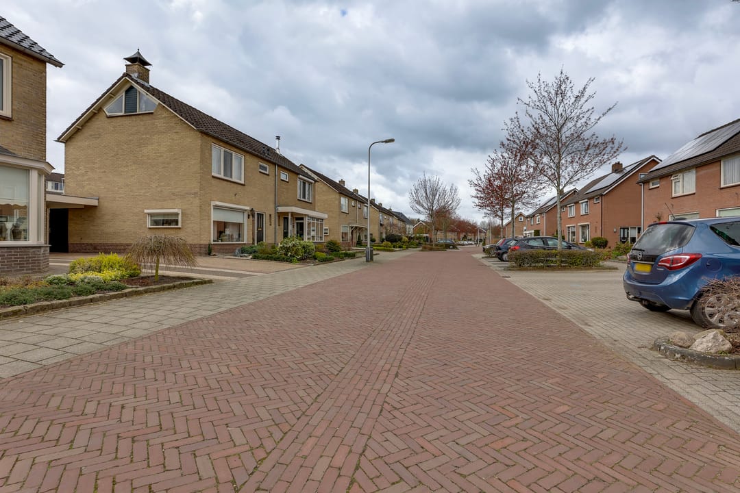 Well-maintained semi-detached family home with deep south-facing garden and garage in child-friendly neighborhood — 38