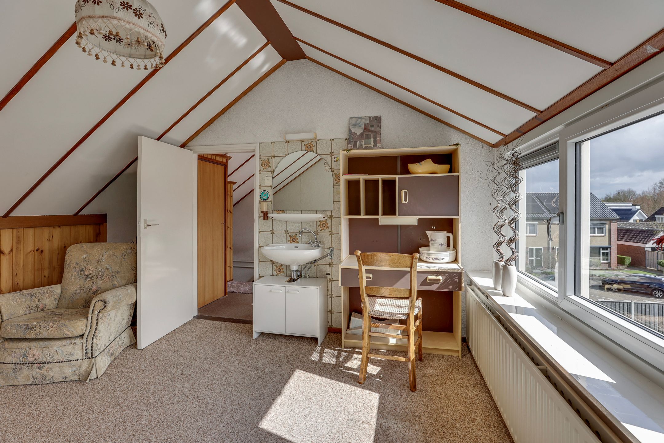 Well-maintained semi-detached family home with deep south-facing garden and garage in child-friendly neighborhood — 30
