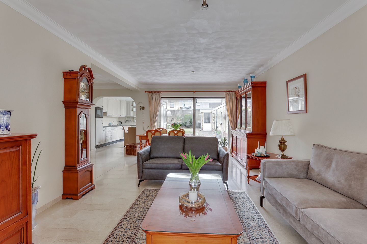 Well-maintained semi-detached family home with deep south-facing garden and garage in child-friendly neighborhood — 10