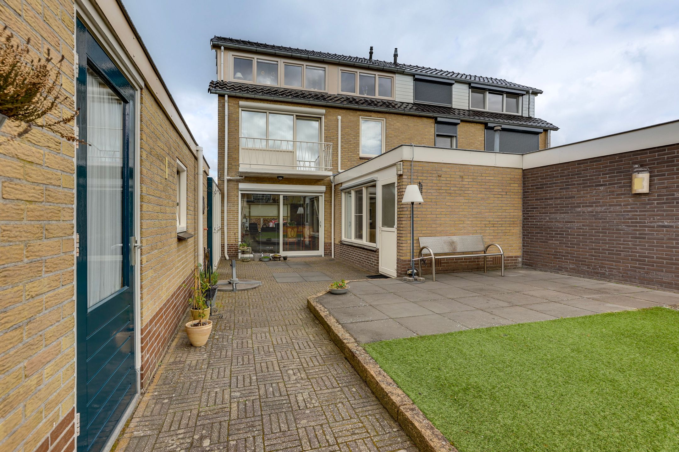 Well-maintained semi-detached family home with deep south-facing garden and garage in child-friendly neighborhood — 36