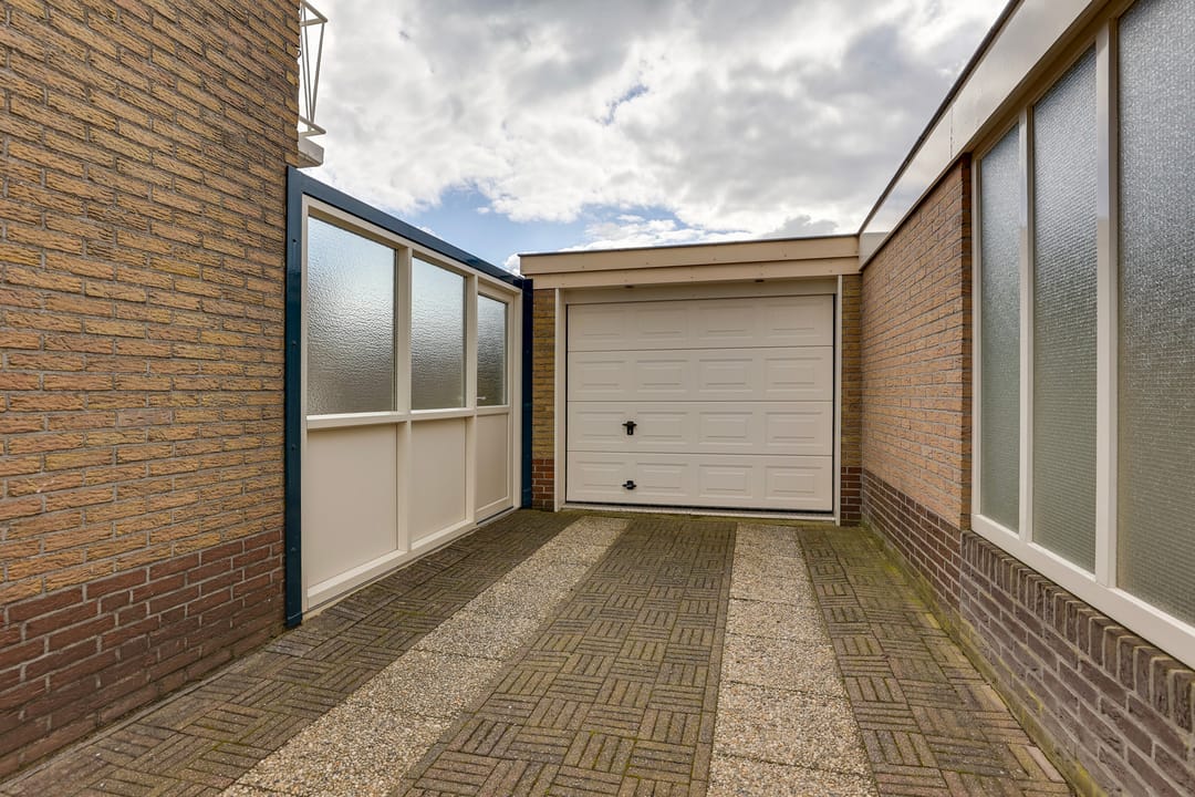 Well-maintained semi-detached family home with deep south-facing garden and garage in child-friendly neighborhood — 31