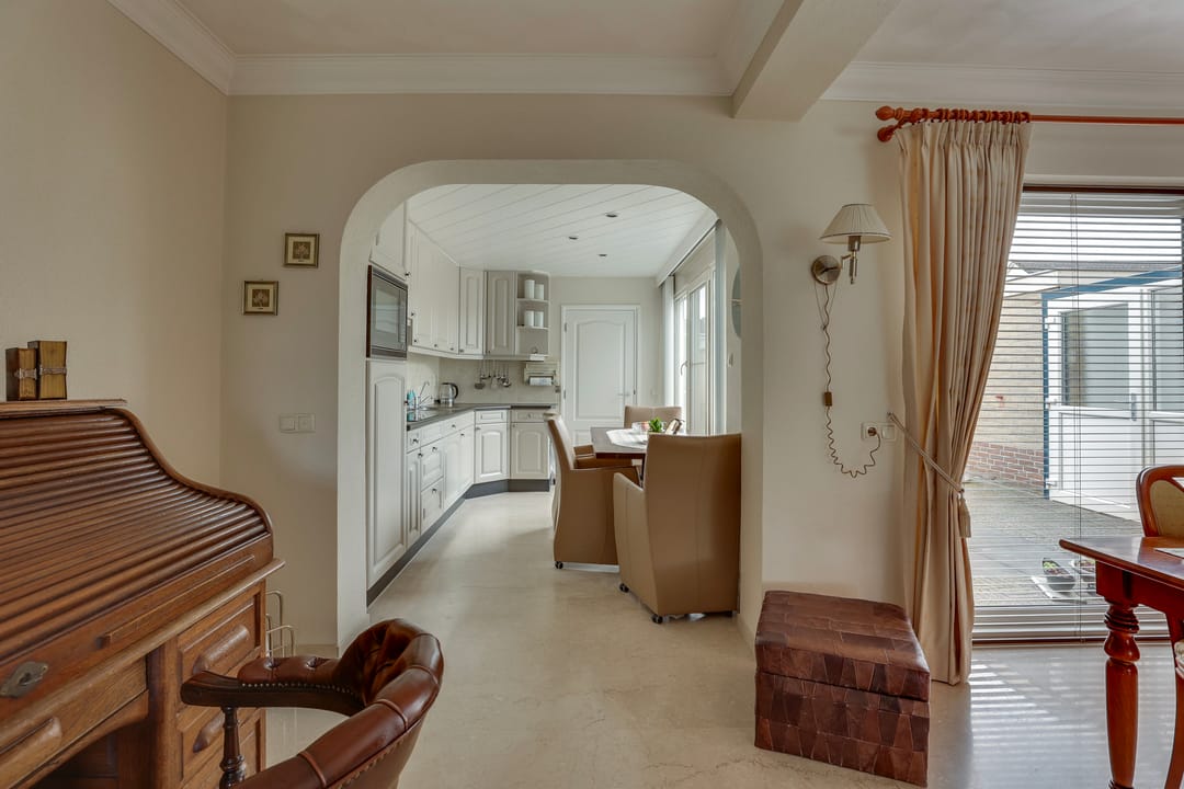 Well-maintained semi-detached family home with deep south-facing garden and garage in child-friendly neighborhood — 13