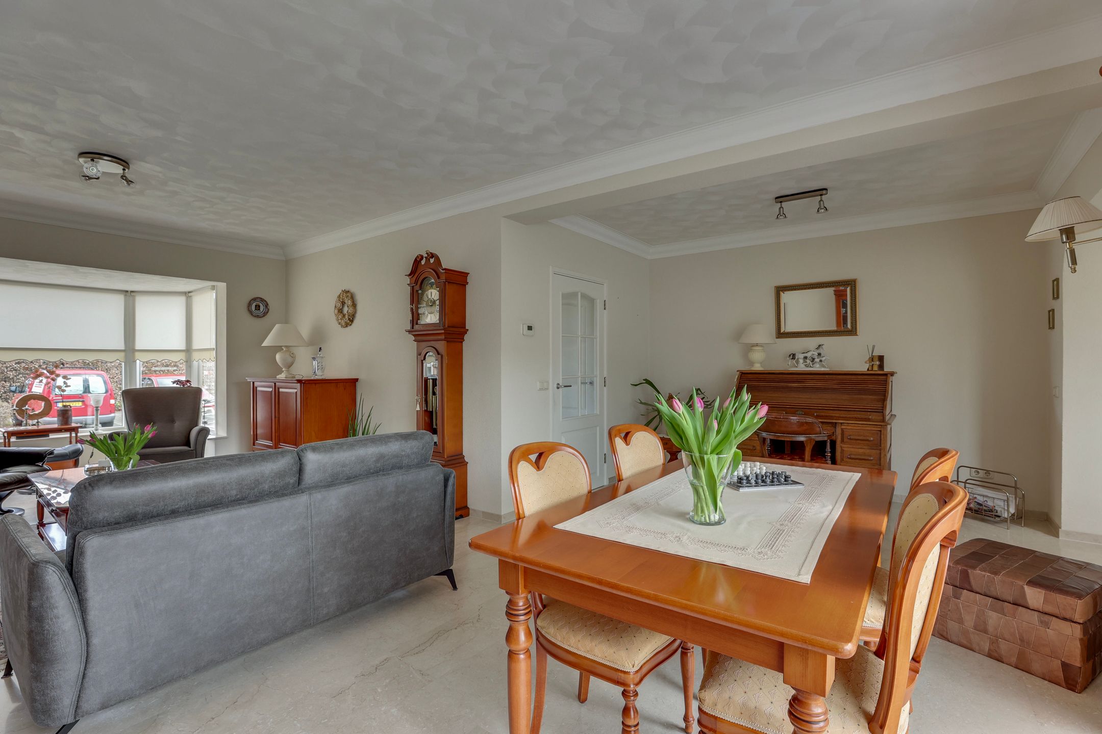 Well-maintained semi-detached family home with deep south-facing garden and garage in child-friendly neighborhood — 12