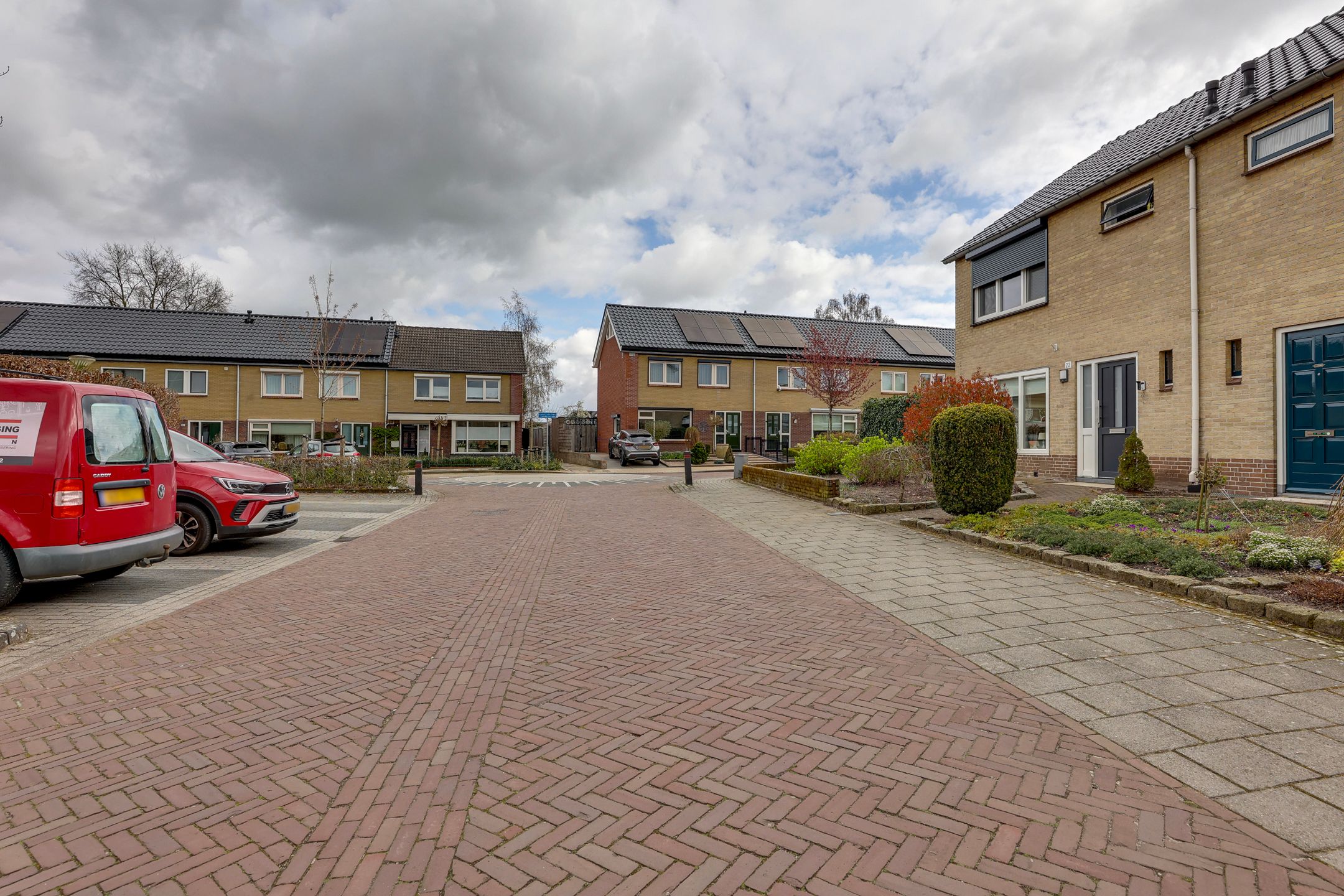 Well-maintained semi-detached family home with deep south-facing garden and garage in child-friendly neighborhood — 39