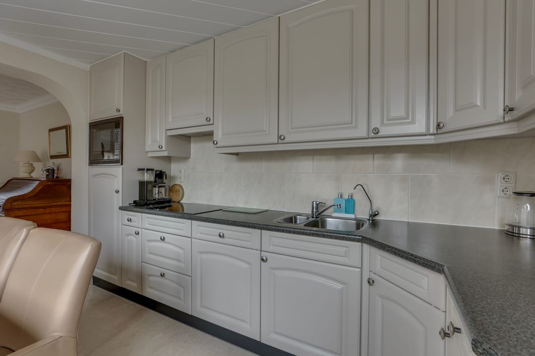 Well-maintained semi-detached family home with deep south-facing garden and garage in child-friendly neighborhood — 17