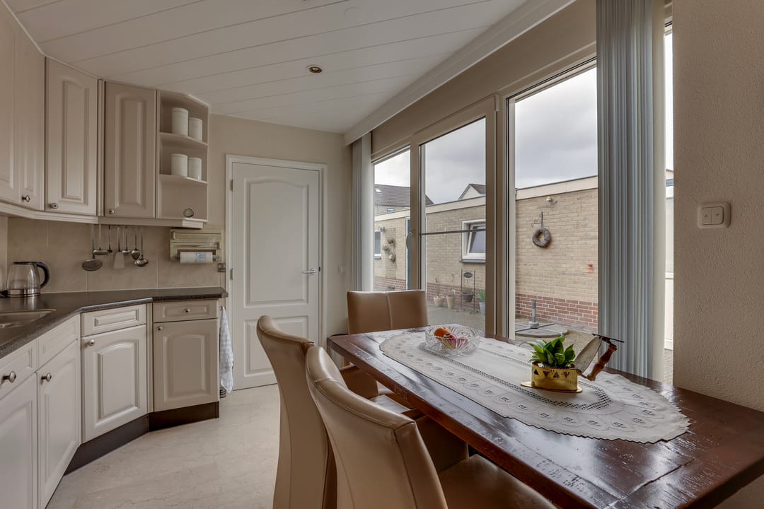 Well-maintained semi-detached family home with deep south-facing garden and garage in child-friendly neighborhood — 16