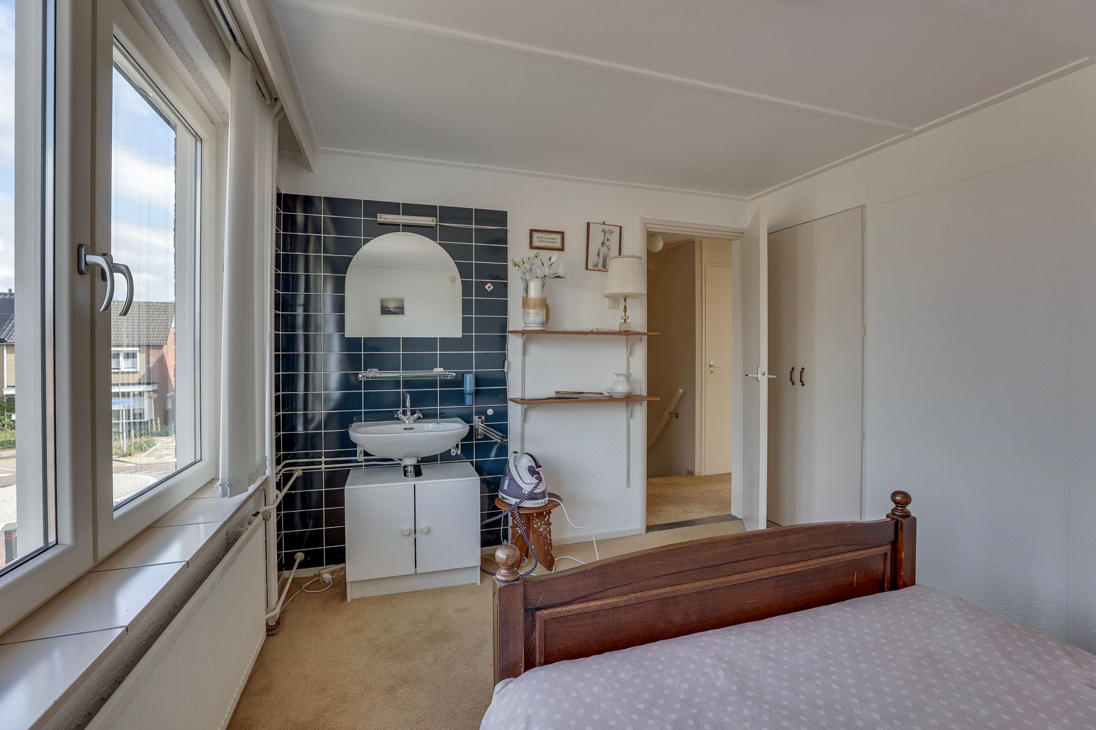 Well-maintained semi-detached family home with deep south-facing garden and garage in child-friendly neighborhood — 24