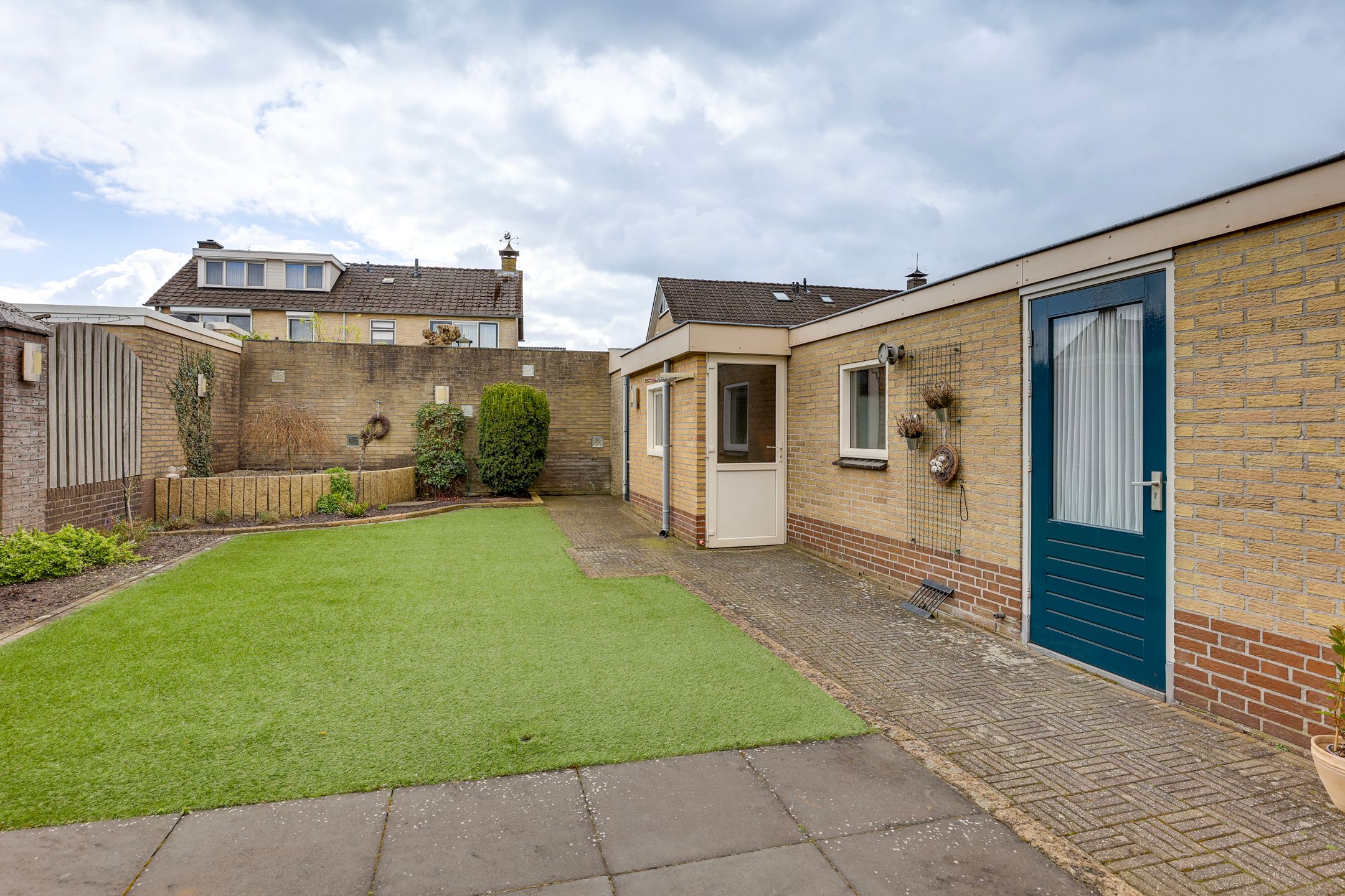 Well-maintained semi-detached family home with deep south-facing garden and garage in child-friendly neighborhood — 33
