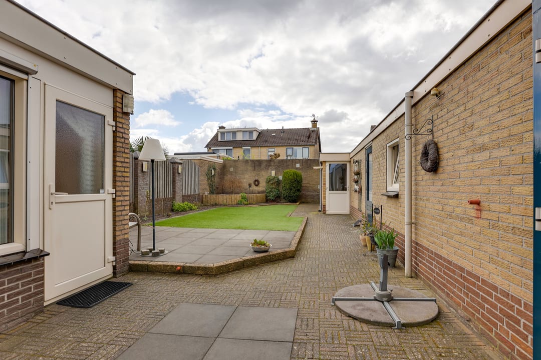 Well-maintained semi-detached family home with deep south-facing garden and garage in child-friendly neighborhood — 32