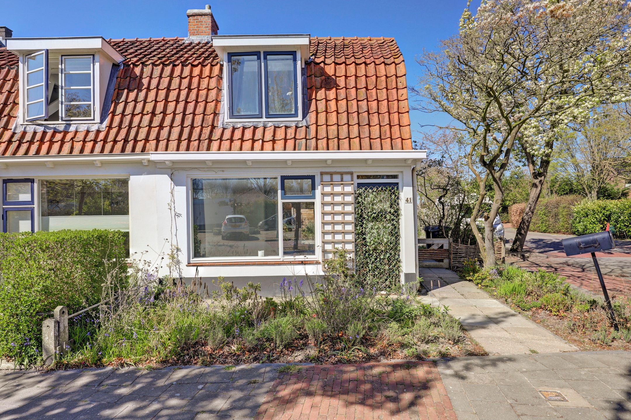 Charming modernised semi detached home with private garden in Kats — 24