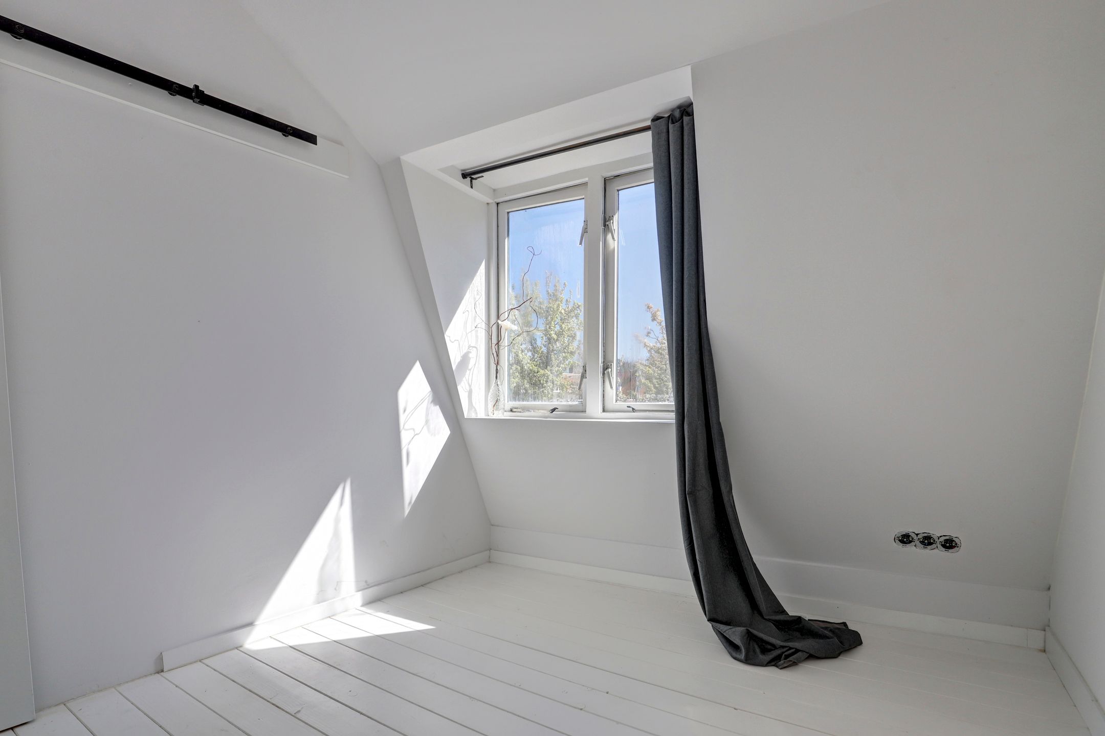 Charming modernised semi detached home with private garden in Kats — 12