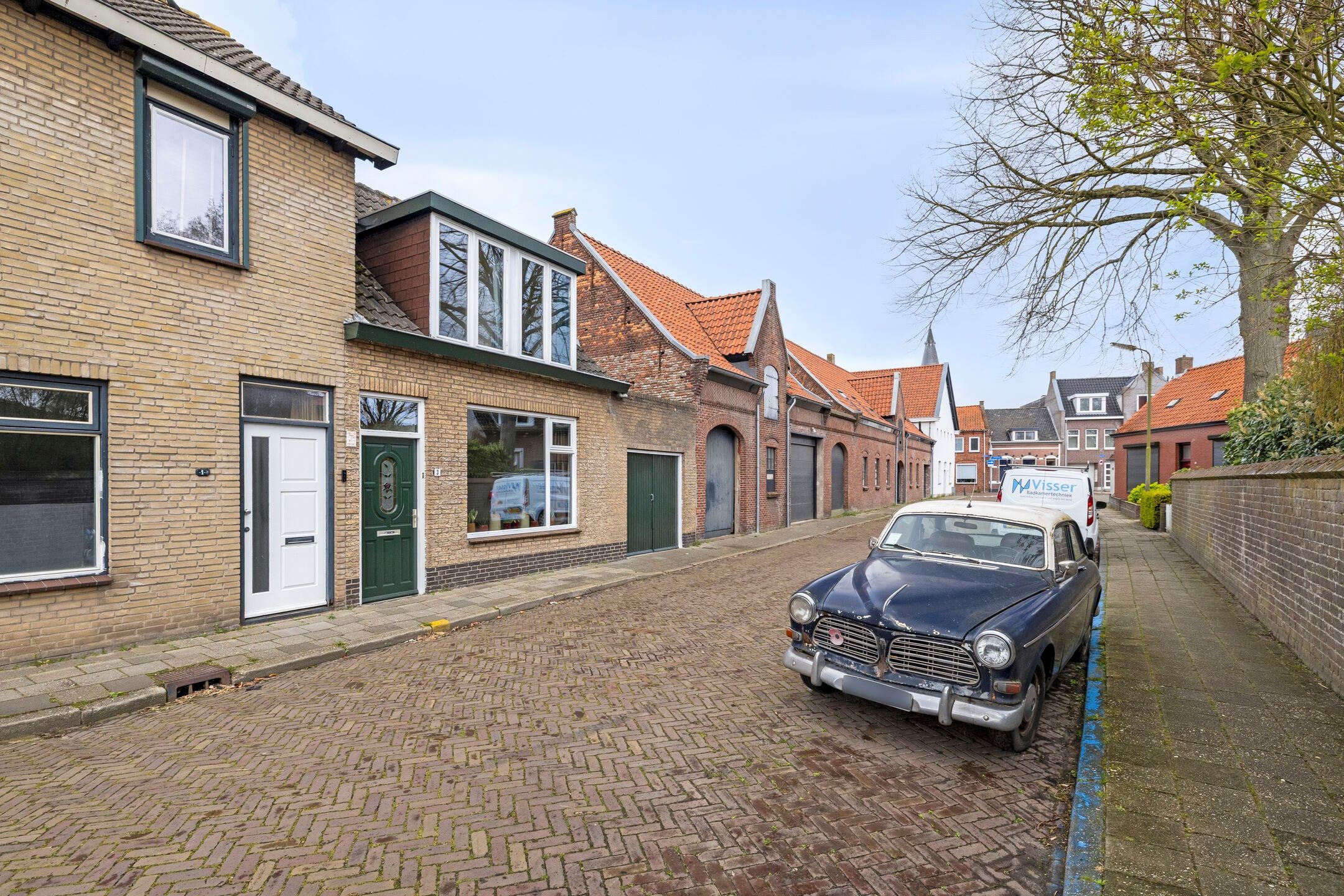 Charming Home with Spacious Garage in Steenbergen Center — 39