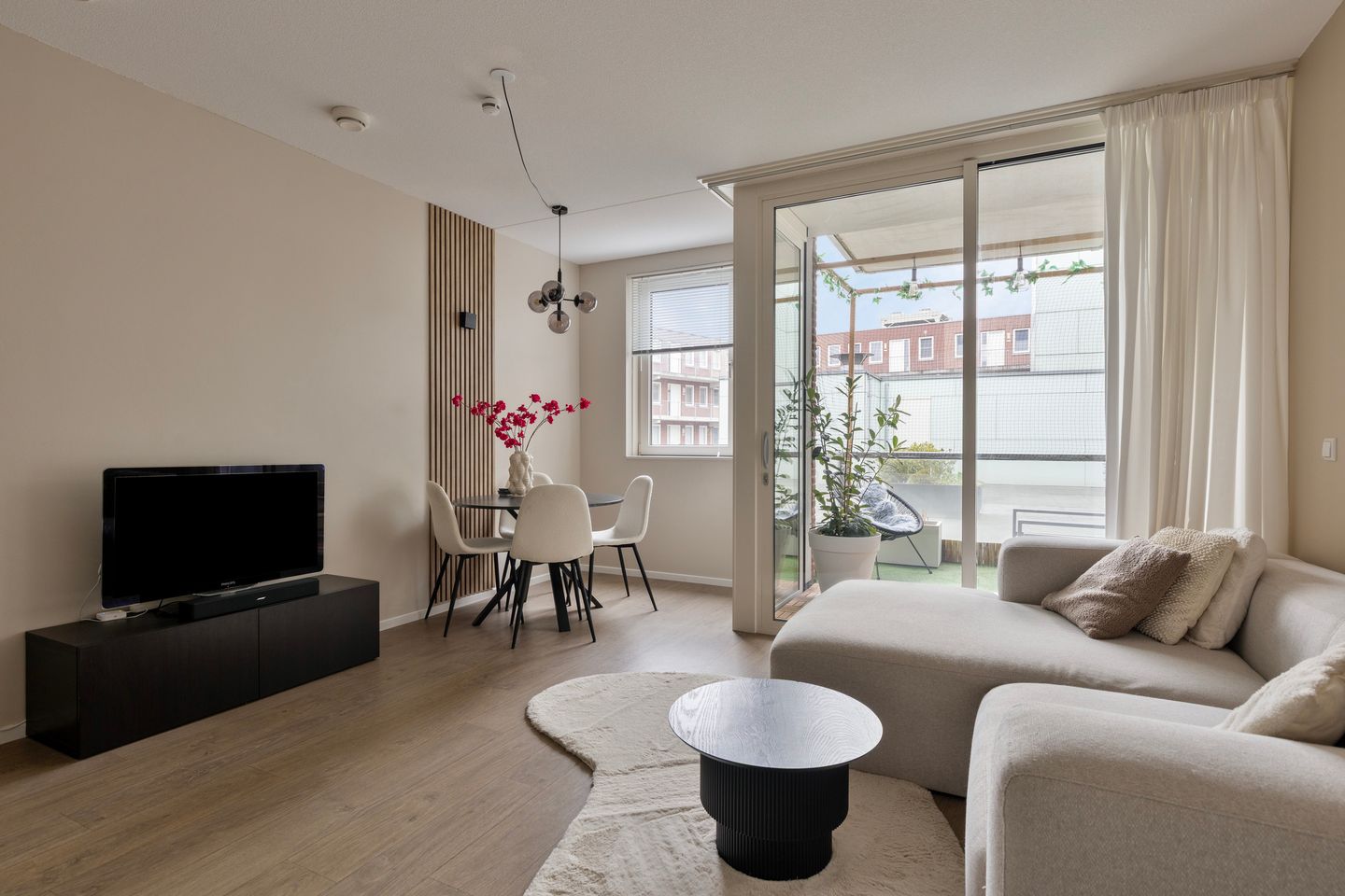 Modern and Sustainable City Centre Apartment with Sunny Balcony and Parking — 14