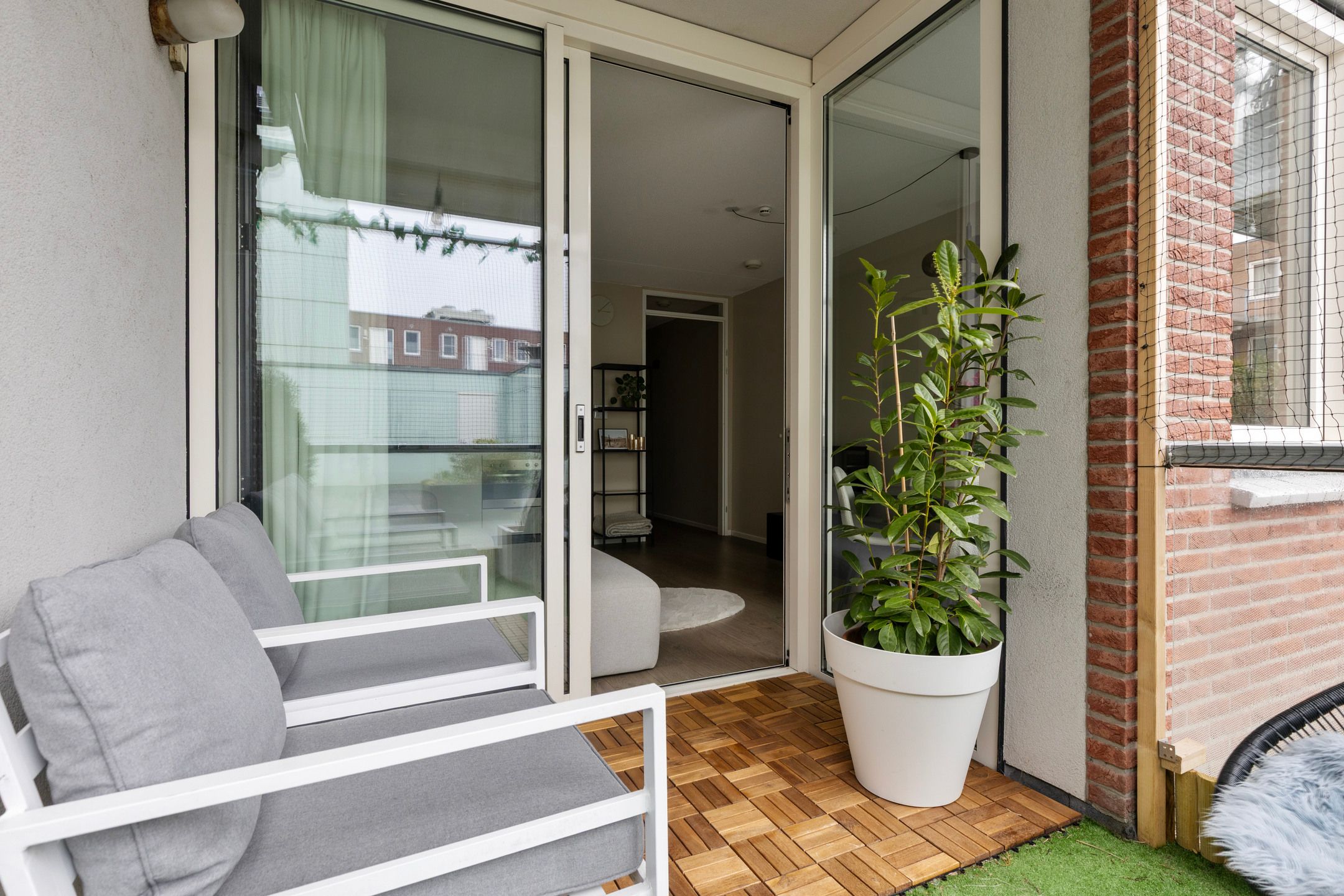 Modern and Sustainable City Centre Apartment with Sunny Balcony and Parking — 27