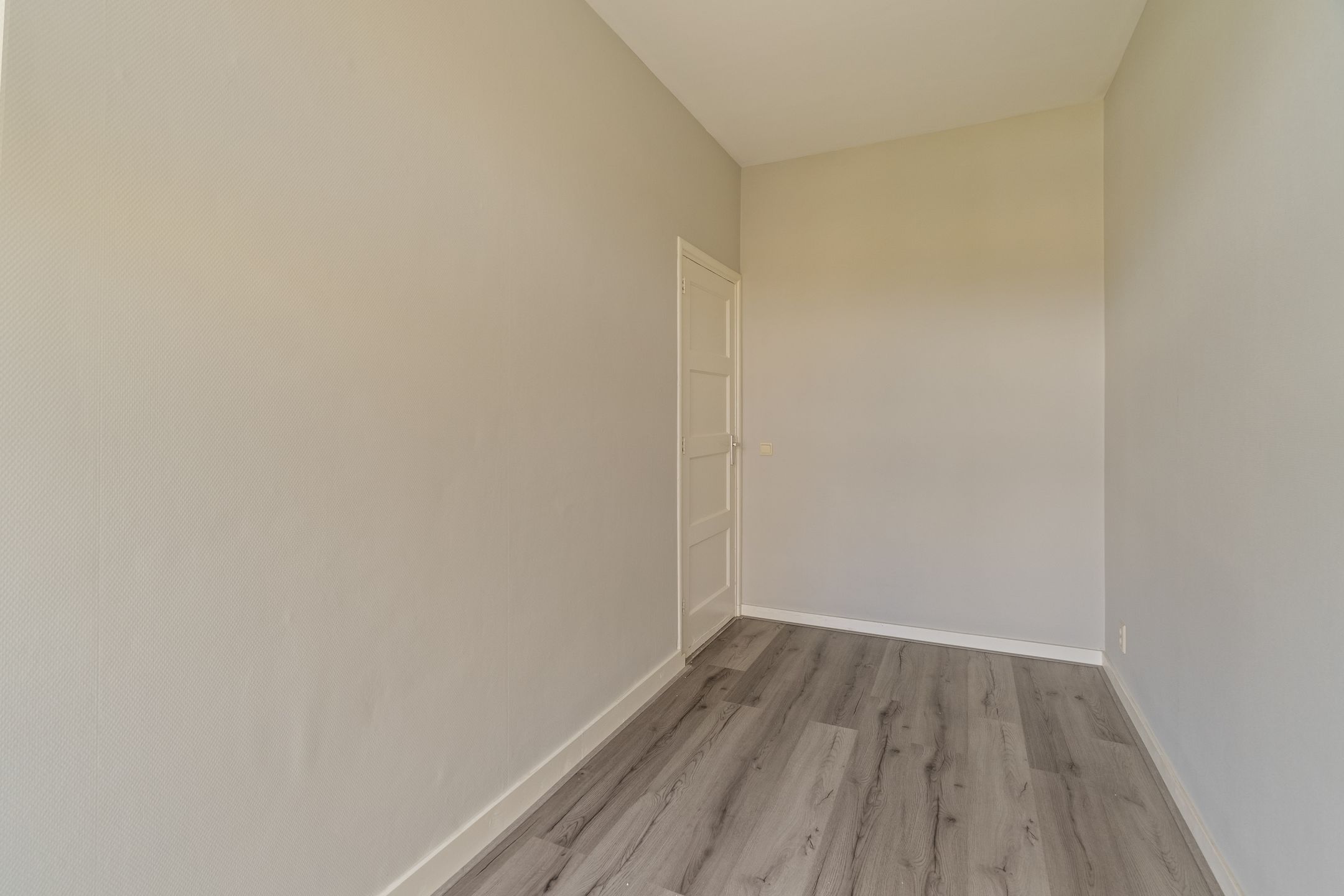 Spacious 3-room apartment with sunny balcony near Zuidplein Rotterdam — 12