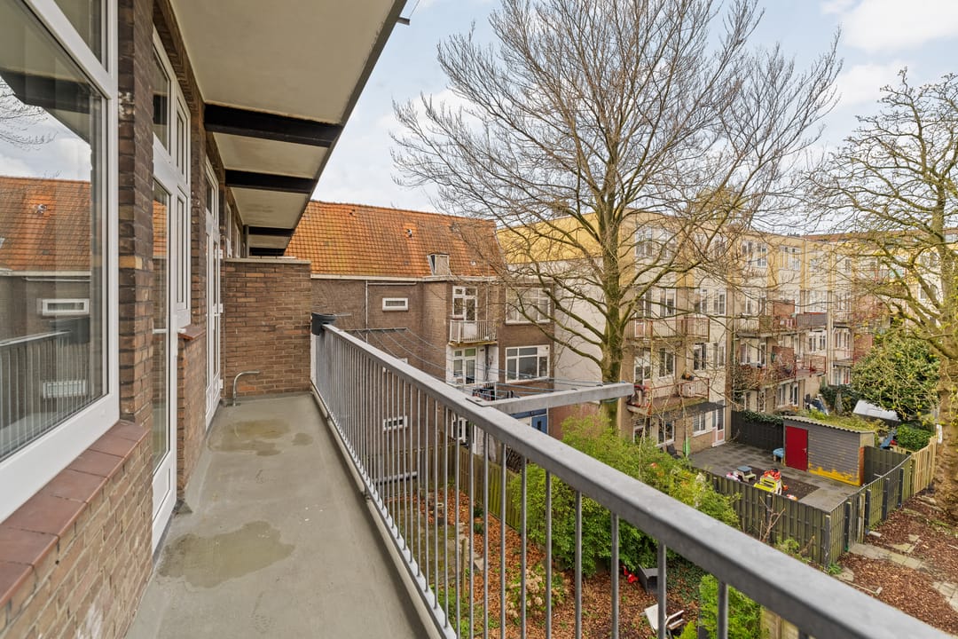 Spacious 3-room apartment with sunny balcony near Zuidplein Rotterdam — 16