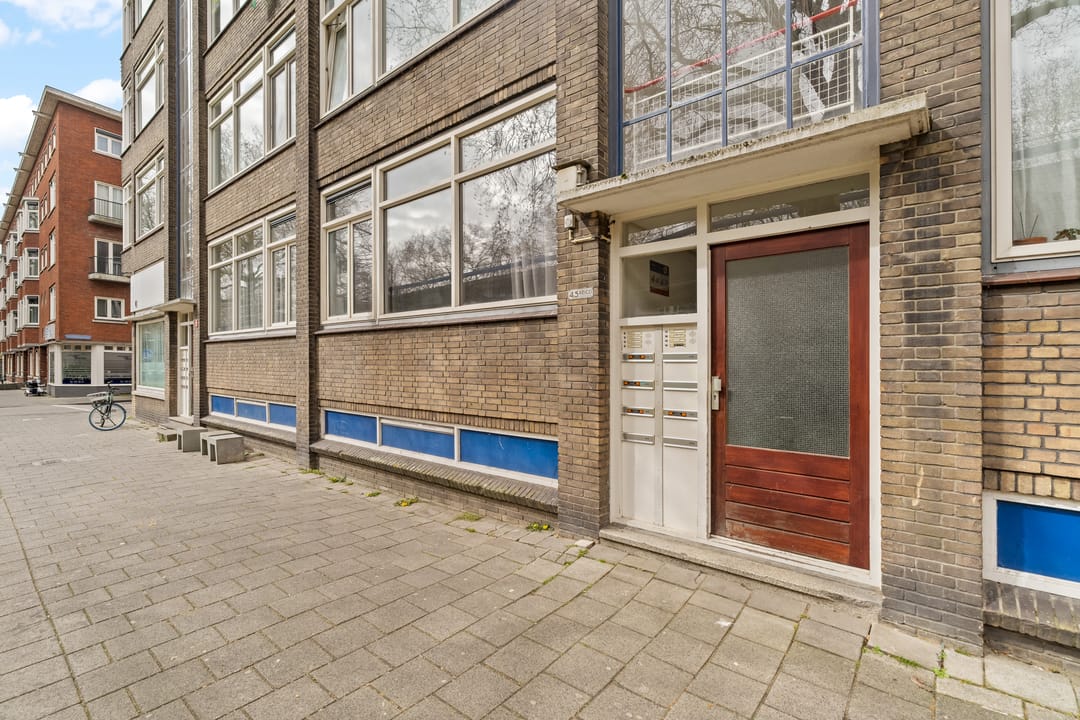 Spacious 3-room apartment with sunny balcony near Zuidplein Rotterdam — 17