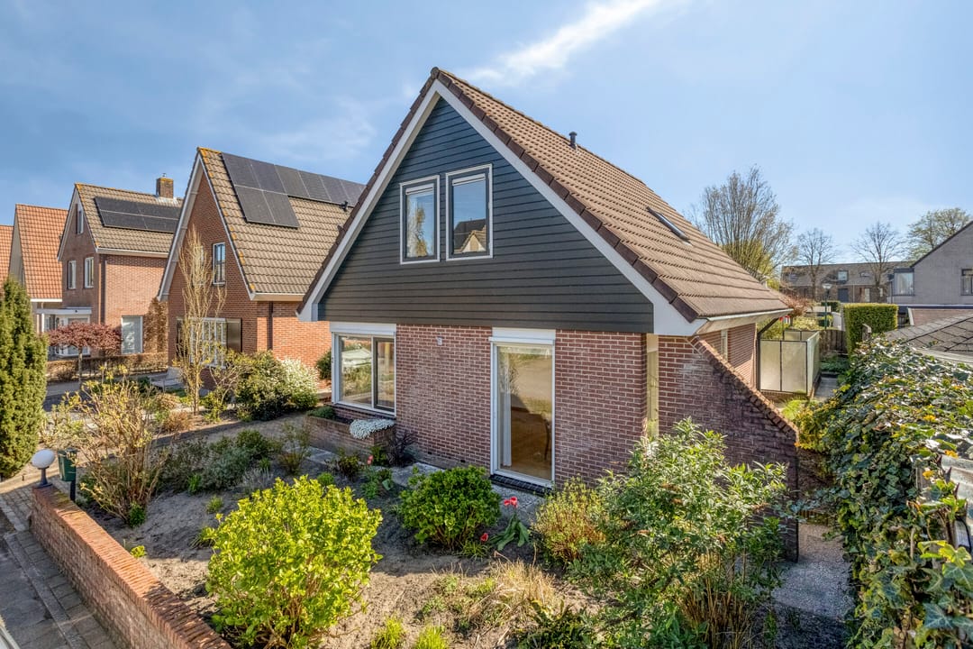 Spacious detached home with private garden in peaceful Veenendaal-West neighbourhood — 32