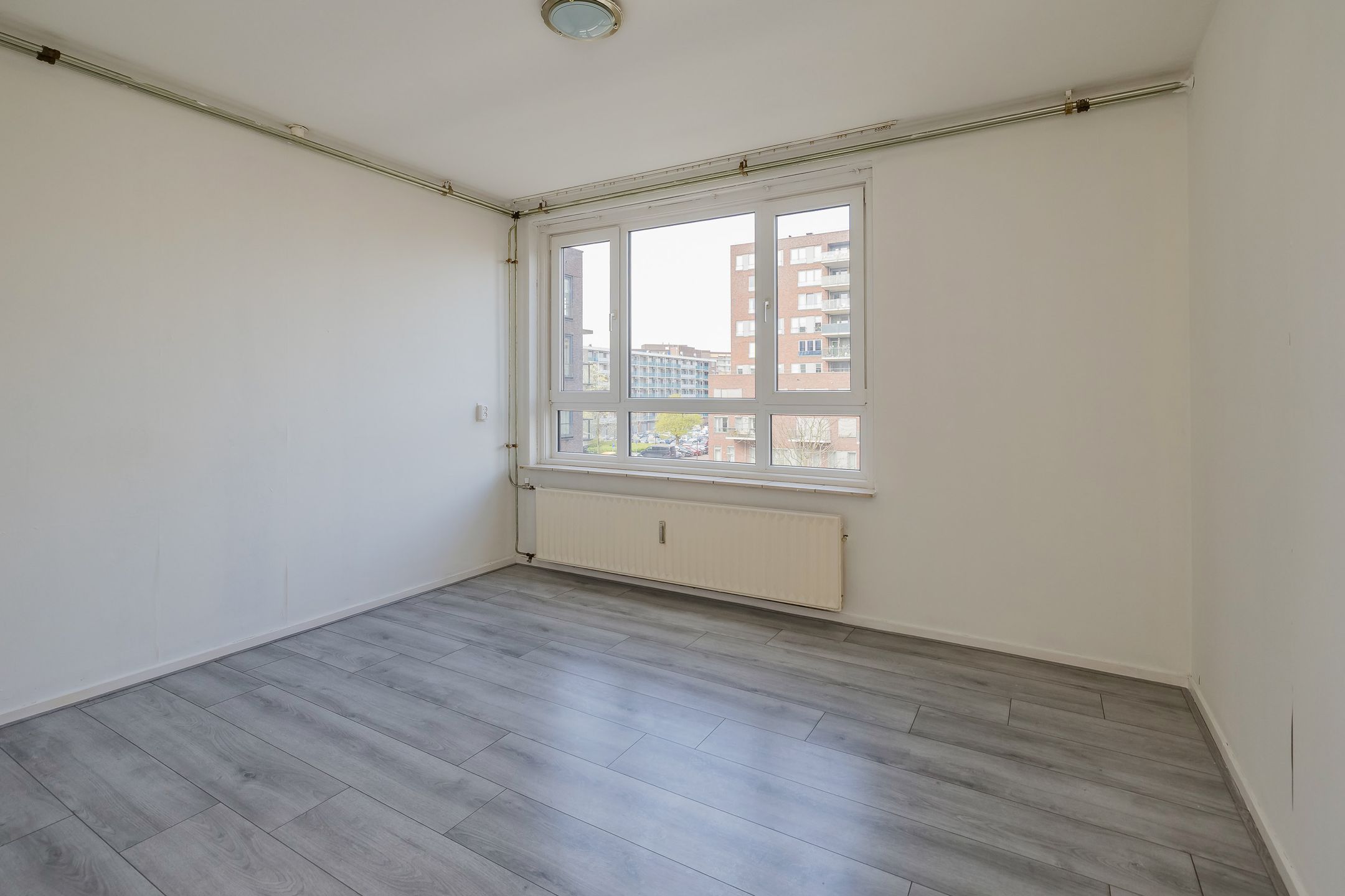 Spacious 4-Bedroom Apartment with Balcony Near New Shopping Center in Beverwijk — 18