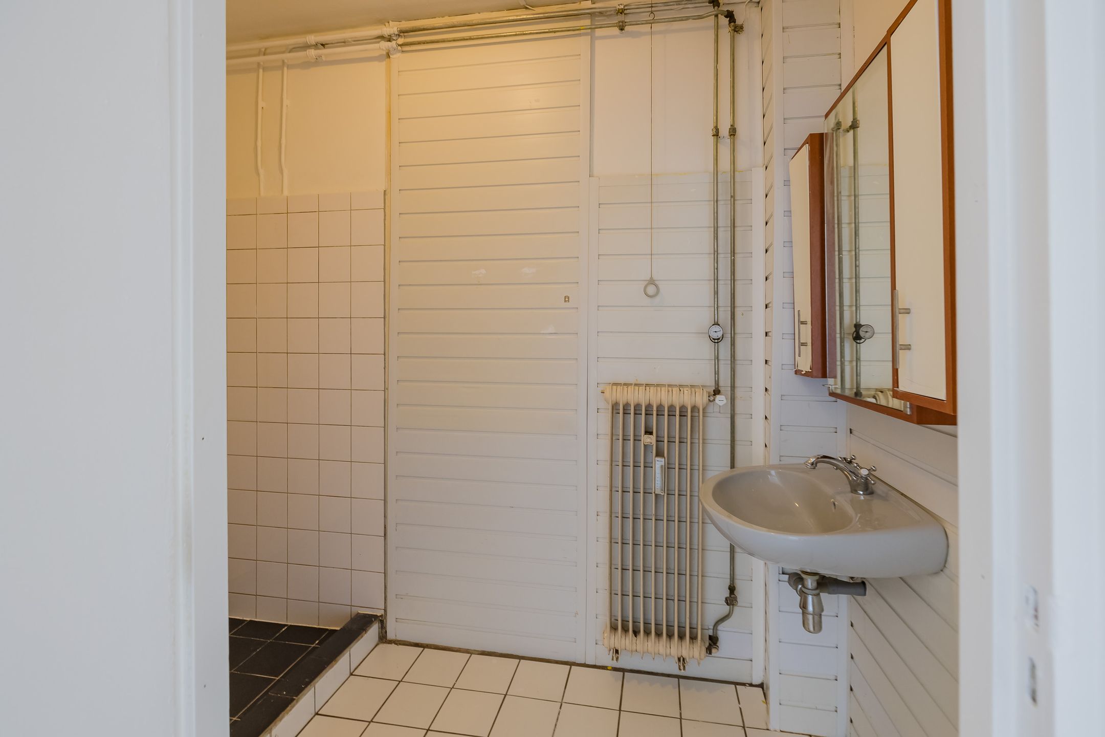 Spacious 4-Bedroom Apartment with Balcony Near New Shopping Center in Beverwijk — 21