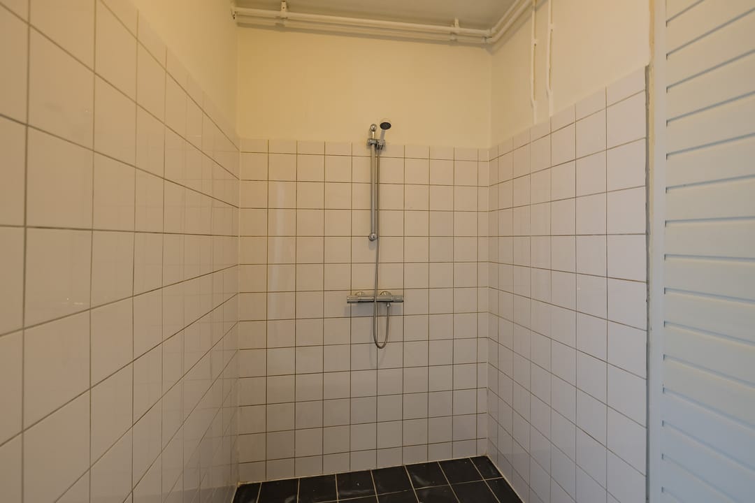 Spacious 4-Bedroom Apartment with Balcony Near New Shopping Center in Beverwijk — 22