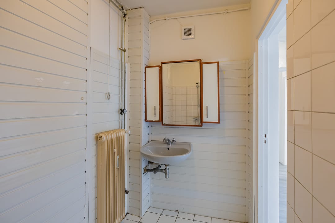 Spacious 4-Bedroom Apartment with Balcony Near New Shopping Center in Beverwijk — 23
