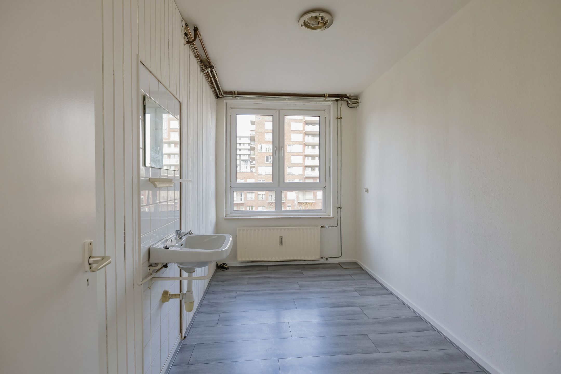 Spacious 4-Bedroom Apartment with Balcony Near New Shopping Center in Beverwijk — 24