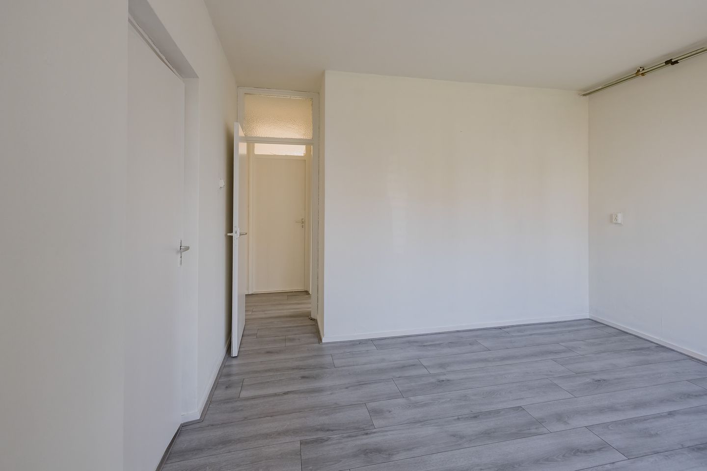 Spacious 4-Bedroom Apartment with Balcony Near New Shopping Center in Beverwijk — 19