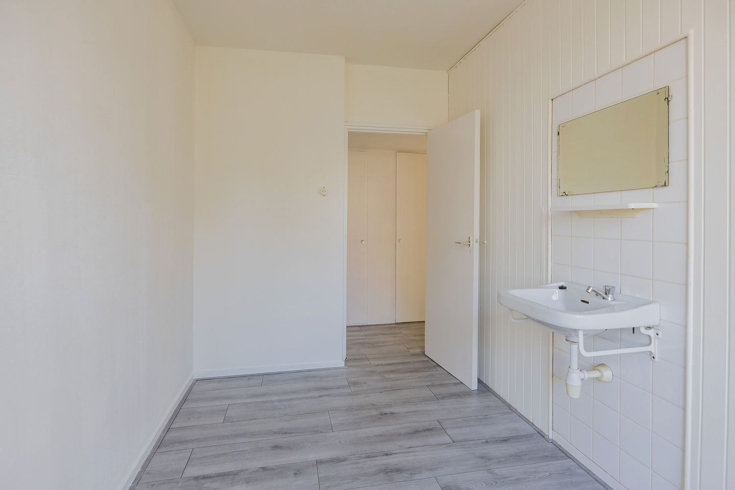 Spacious 4-Bedroom Apartment with Balcony Near New Shopping Center in Beverwijk — 25