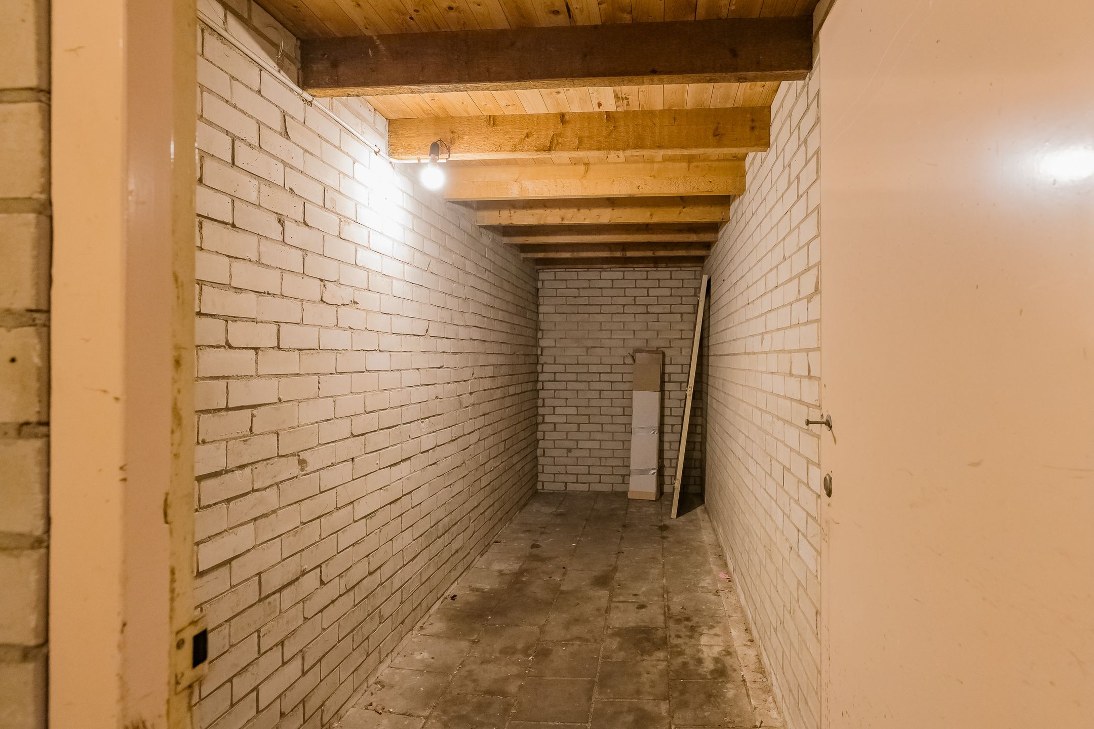 Spacious 4-Bedroom Apartment with Balcony Near New Shopping Center in Beverwijk — 27
