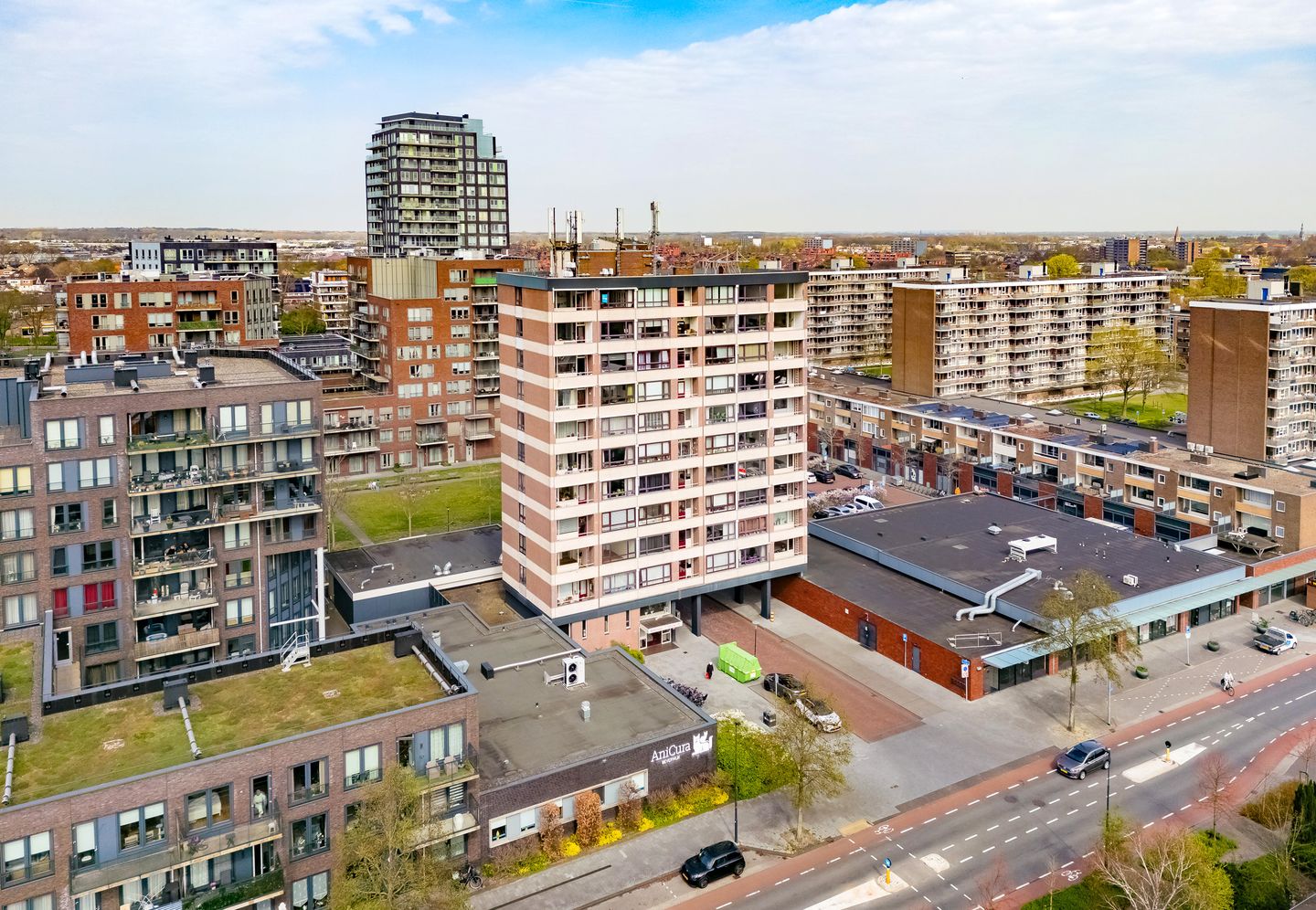 Spacious 4-Bedroom Apartment with Balcony Near New Shopping Center in Beverwijk — 29