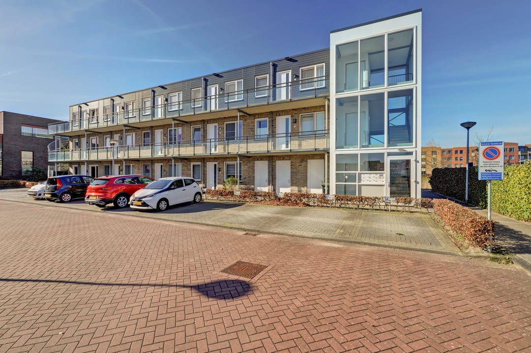 Luxurious ground floor apartment with water view and private parking in Zeewolde — 31
