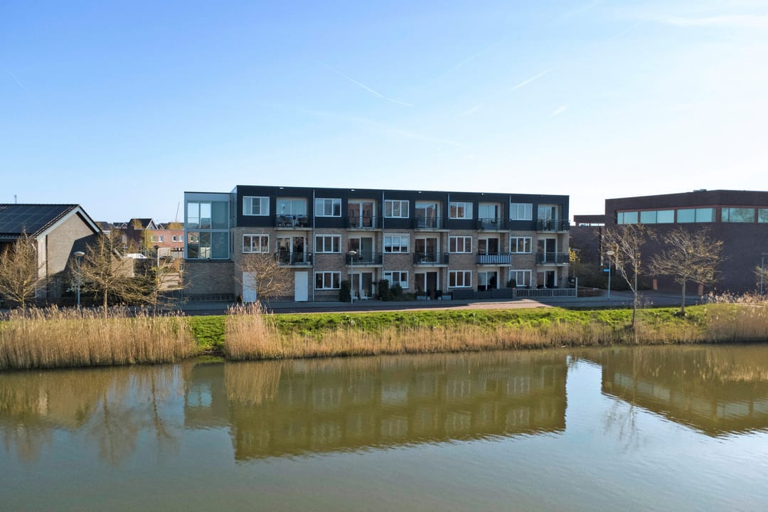 Luxurious ground floor apartment with water view and private parking in Zeewolde — 38