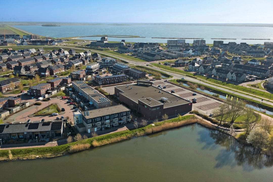 Luxurious ground floor apartment with water view and private parking in Zeewolde — 37