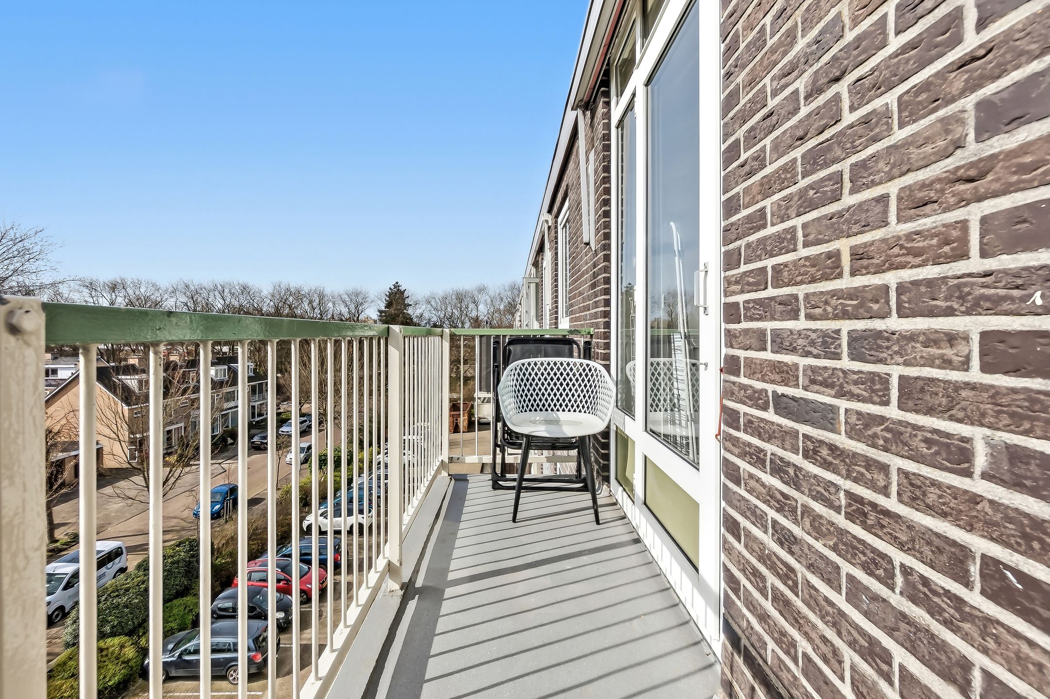 Bright apartment with sunny balcony in popular Leiden district — 12