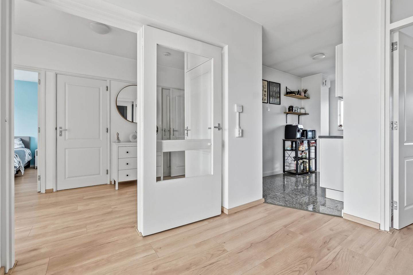 Bright apartment with sunny balcony in popular Leiden district — 20