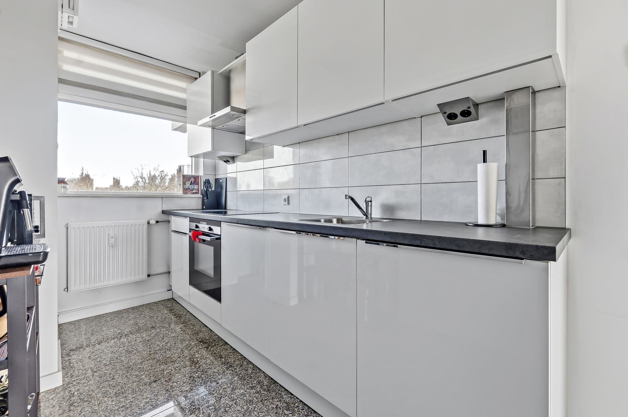 Bright apartment with sunny balcony in popular Leiden district — 21