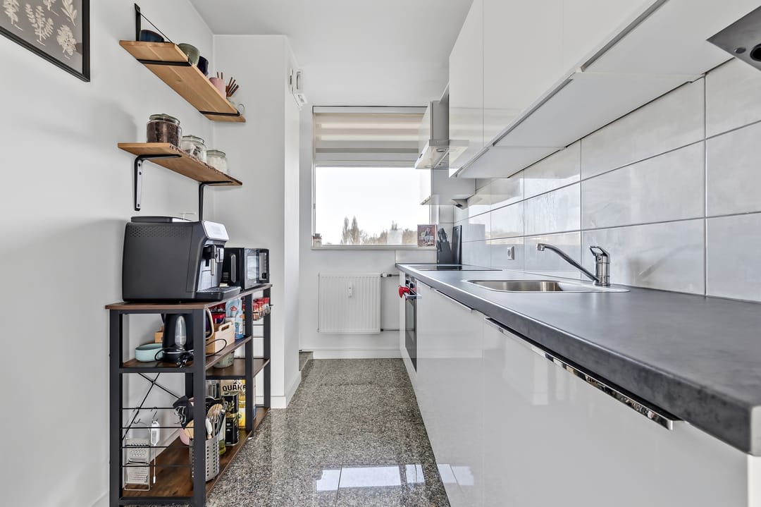 Bright apartment with sunny balcony in popular Leiden district — 23