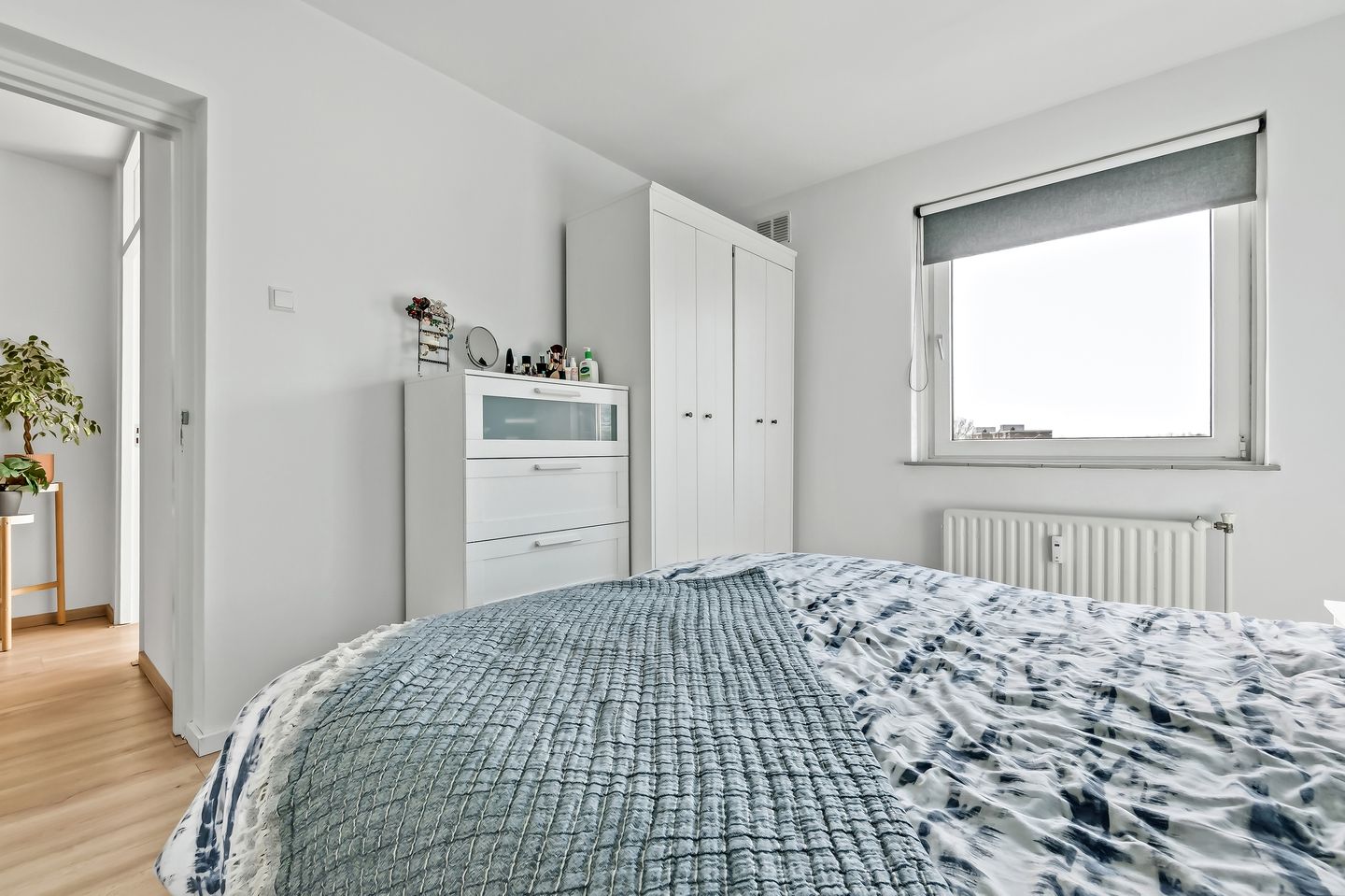 Bright apartment with sunny balcony in popular Leiden district — 29