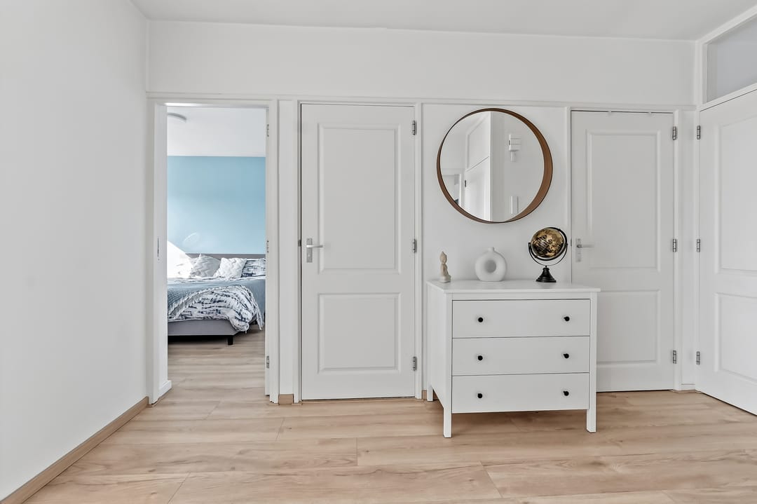 Bright apartment with sunny balcony in popular Leiden district — 26