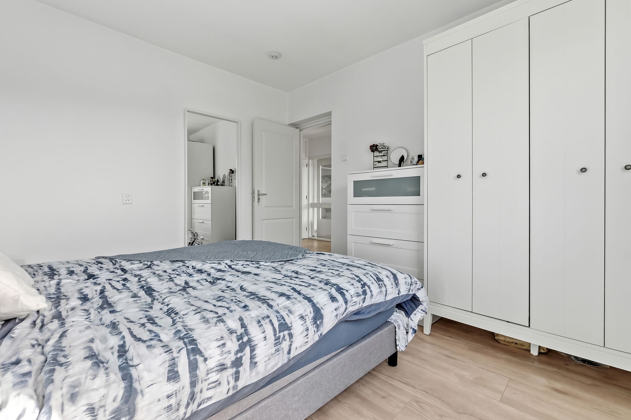 Bright apartment with sunny balcony in popular Leiden district — 27