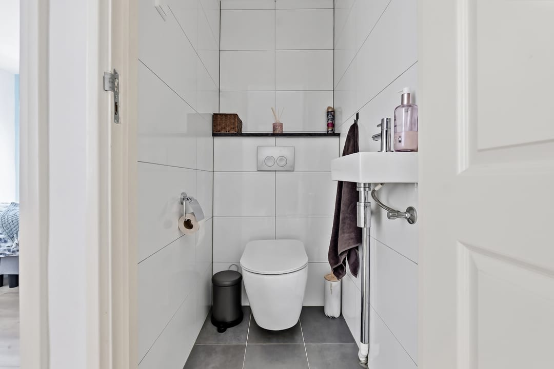 Bright apartment with sunny balcony in popular Leiden district — 31