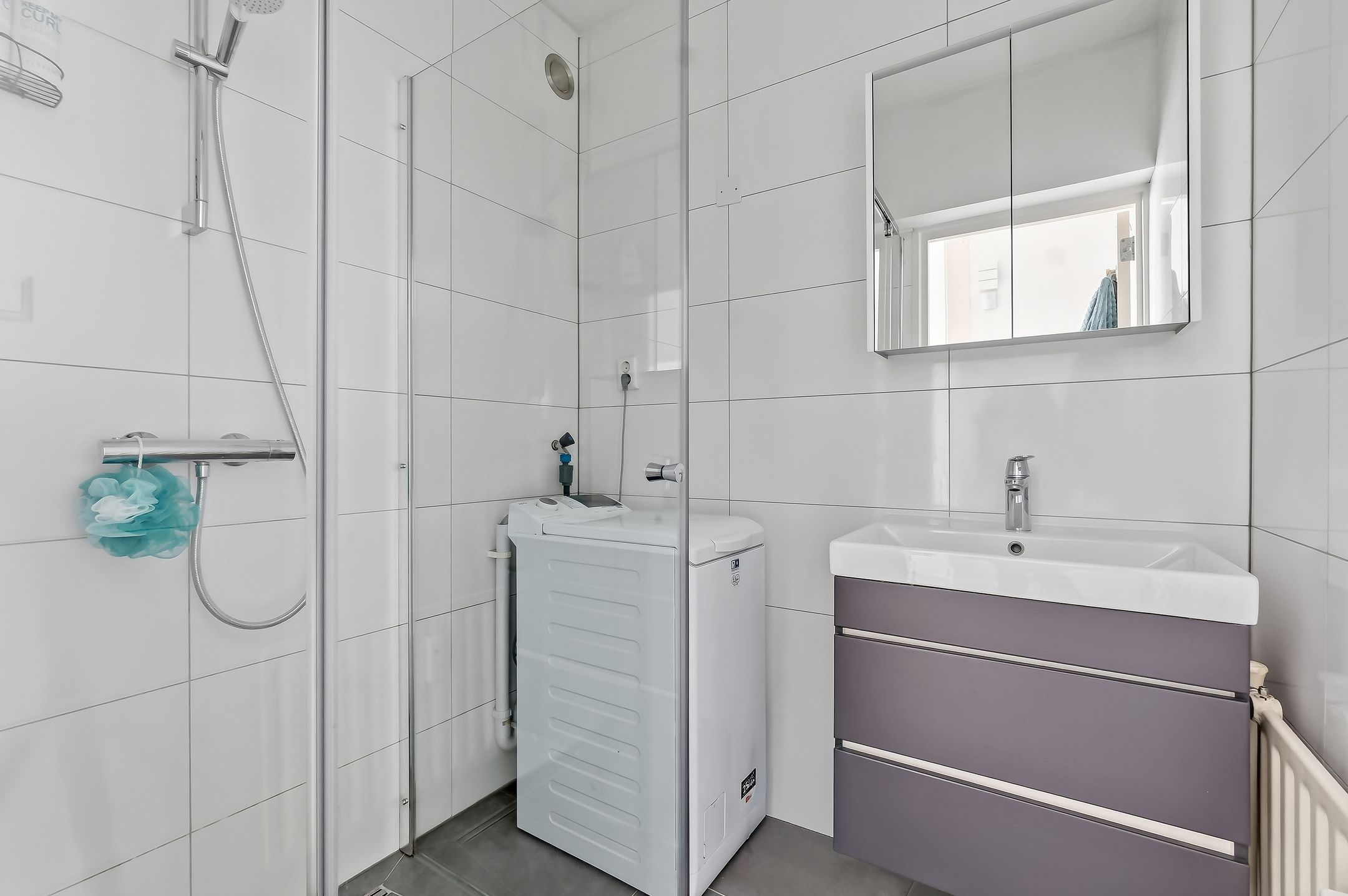 Bright apartment with sunny balcony in popular Leiden district — 33