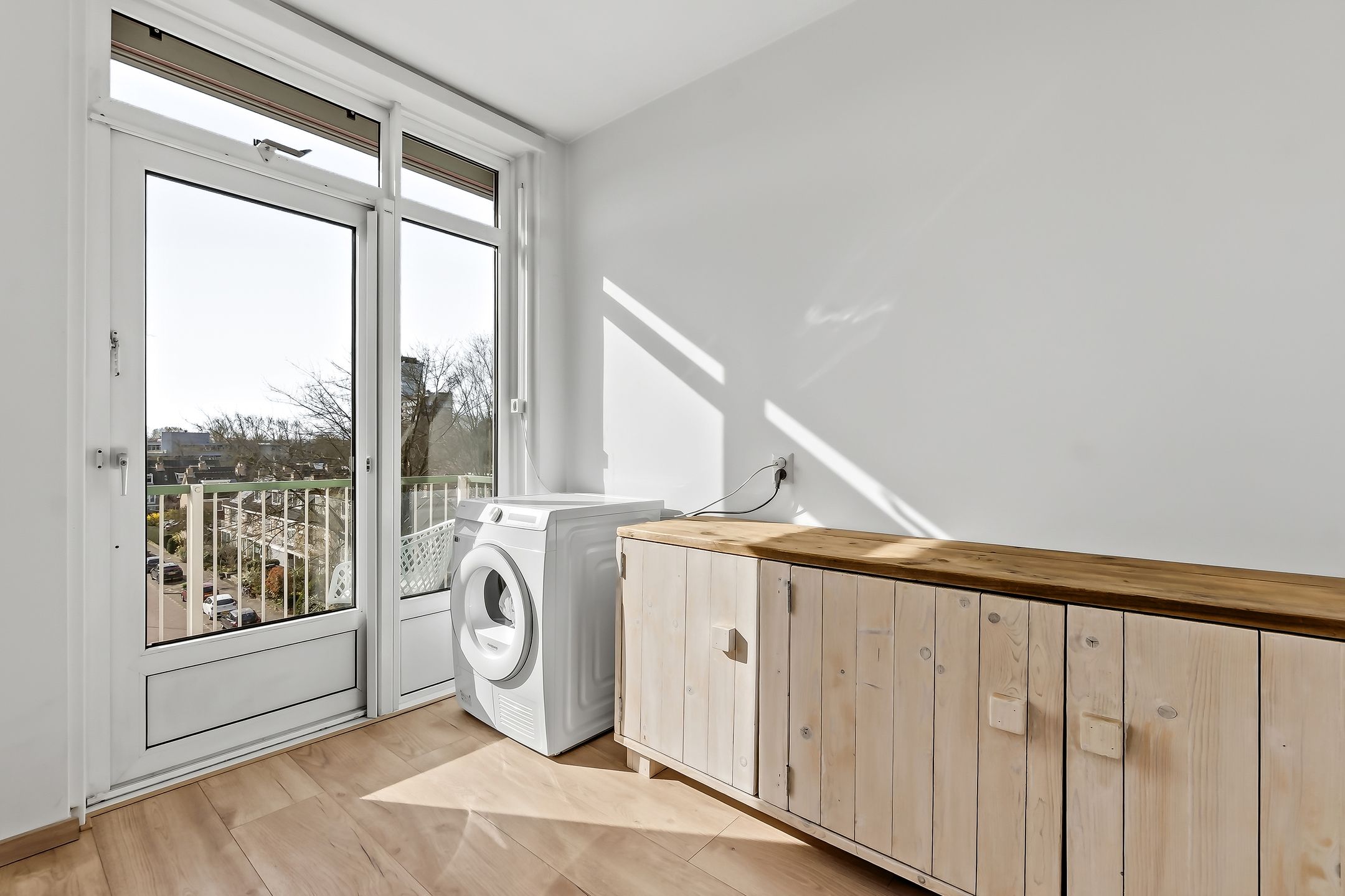 Bright apartment with sunny balcony in popular Leiden district — 36
