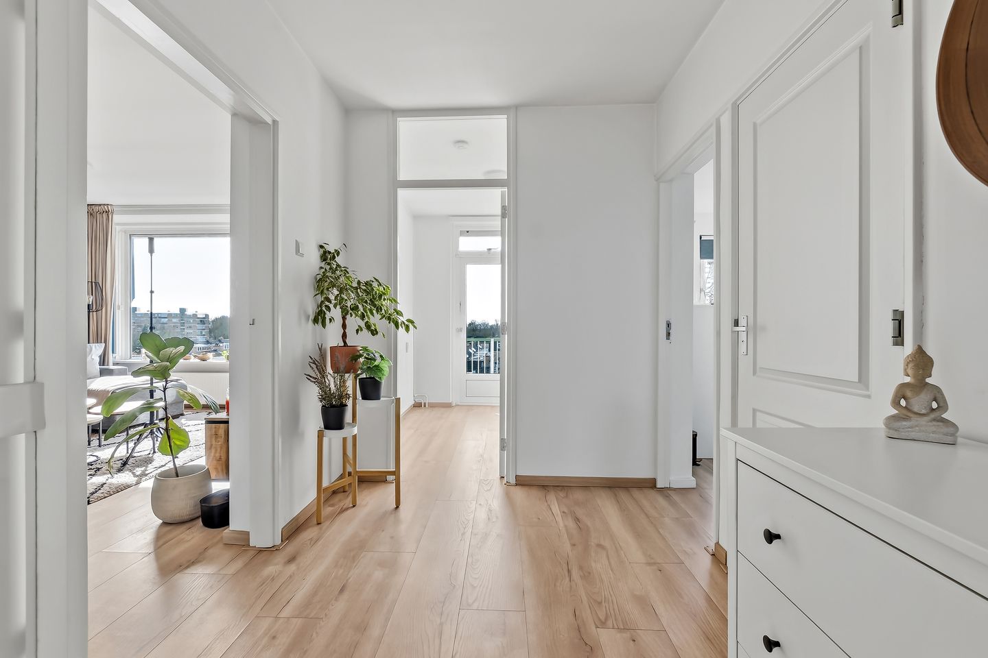 Bright apartment with sunny balcony in popular Leiden district — 35