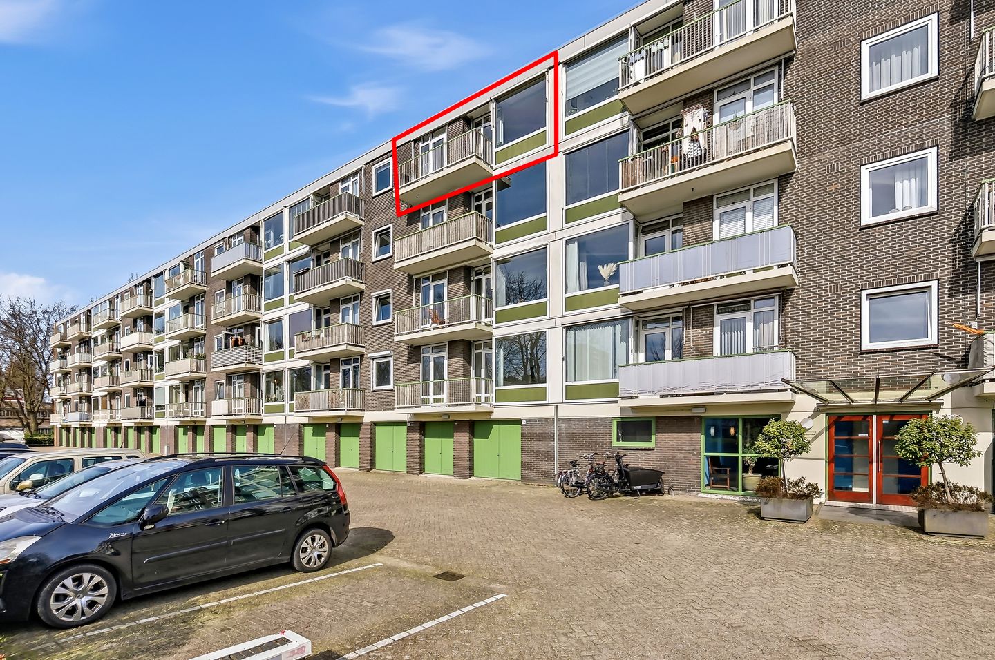 Bright apartment with sunny balcony in popular Leiden district — 40